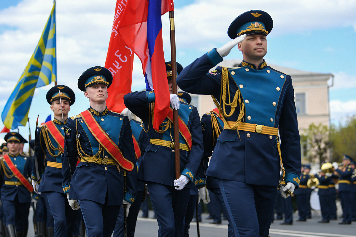 В Твери в честь Дня Победы состоялось торжественное прохождение войск