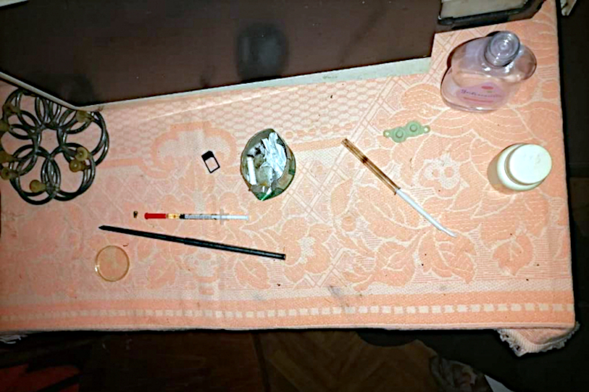 В Твери парень с девушкой устроили дома наркопритон и употребляли запрещённые веществами вместе с гостями