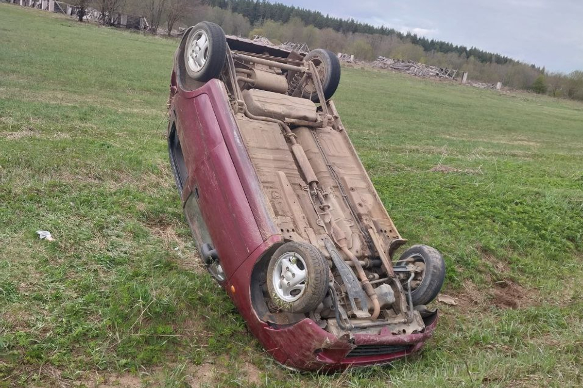Зацепил обочину: в Тверской области пострадал водитель опрокинувшейся на крышу машины