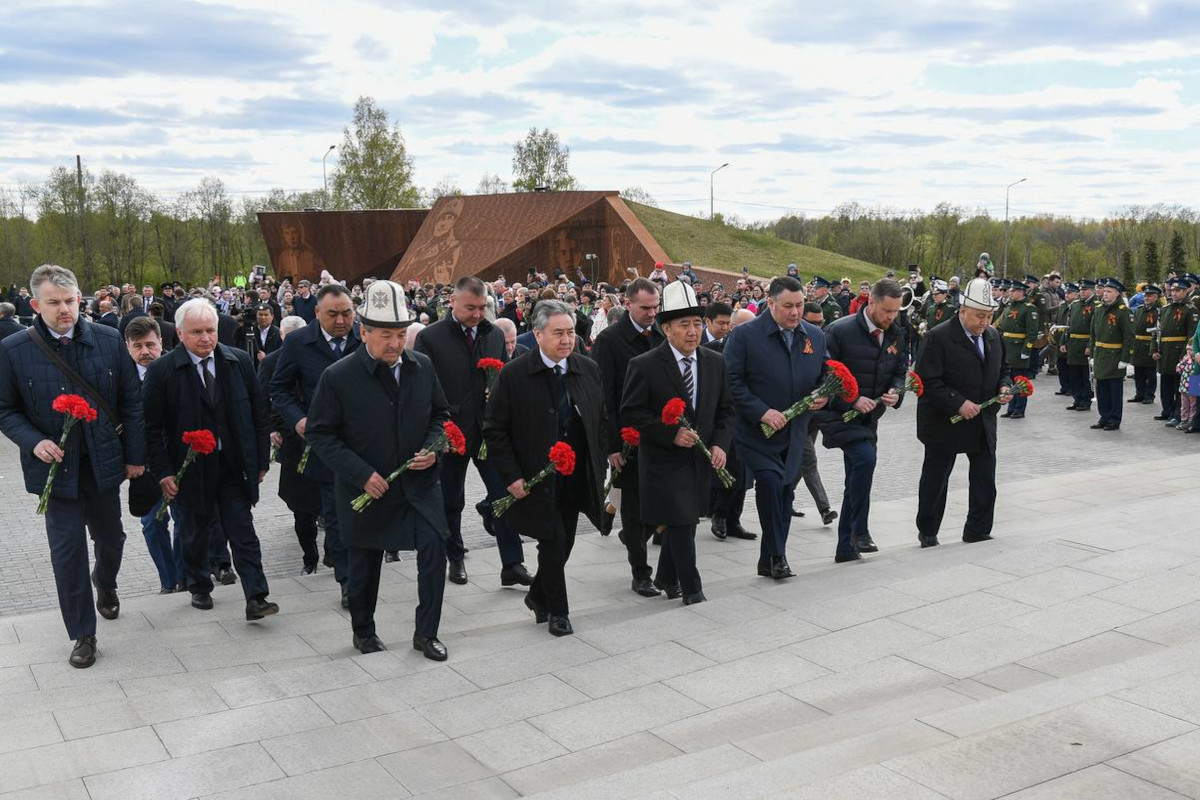 Президент Киргизии, председатель Госдумы РФ и губернатор Тверской области возложили цветы к Ржевскому мемориалу