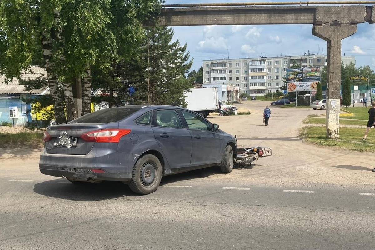 Несовершеннолетний водитель и пассажир мопеда пострадали в ДТП в Тверской области