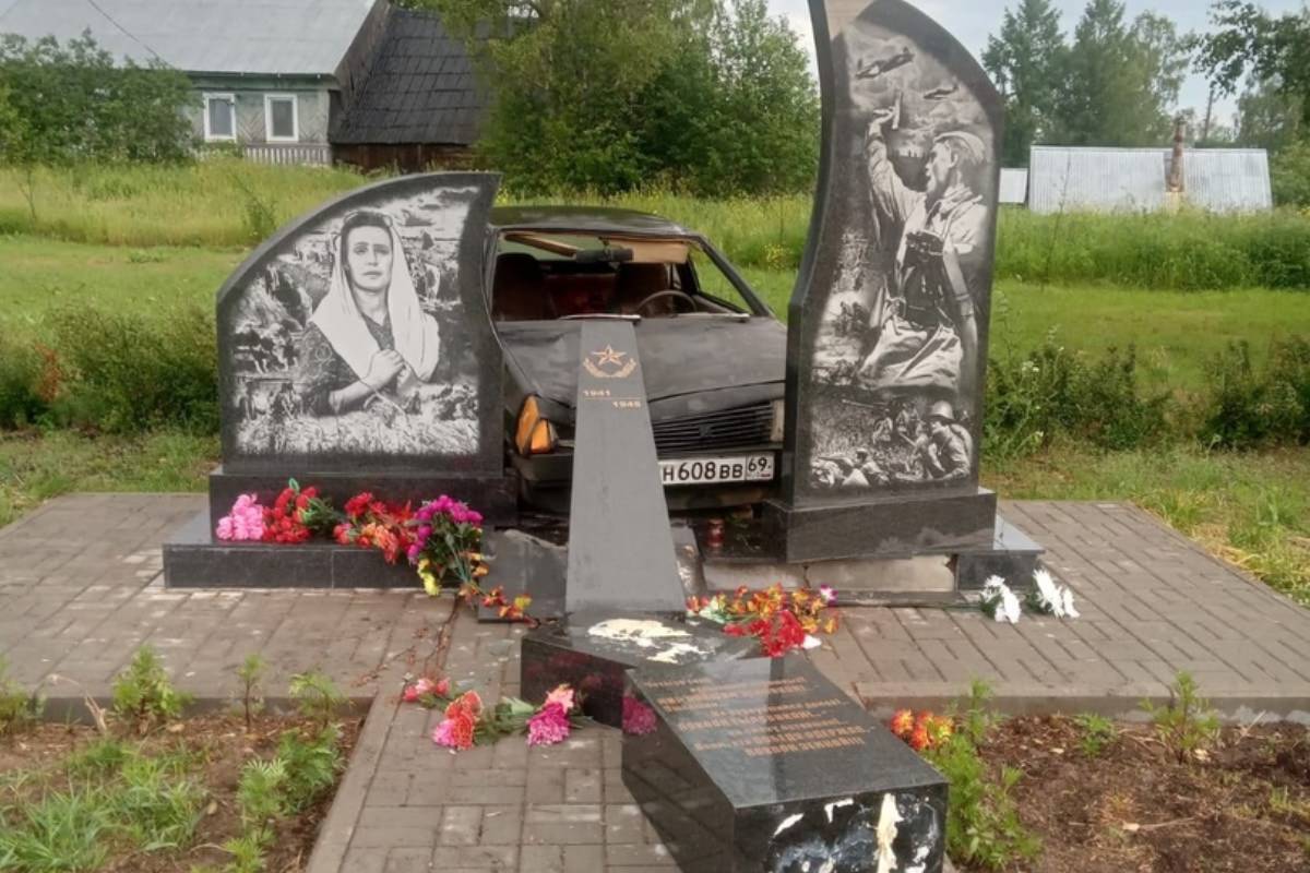 В Тверской области водитель снёс воинский мемориал