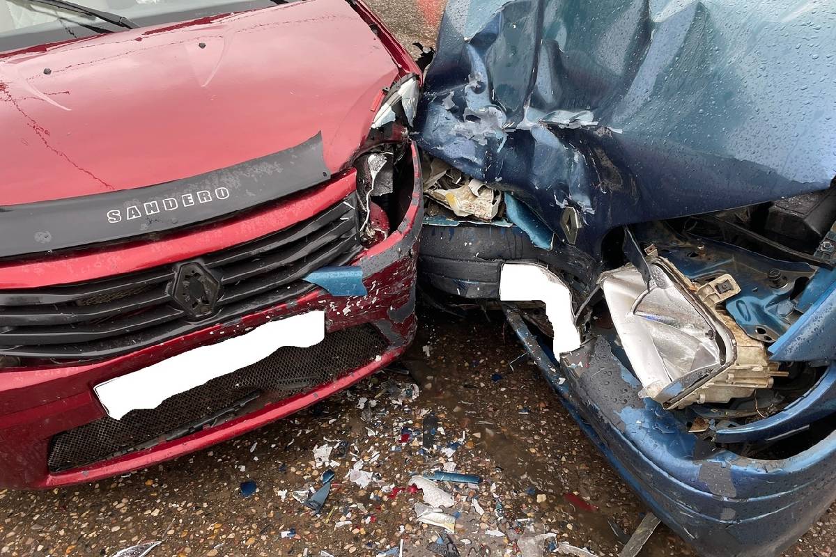 Два человека пострадали в столкновении Renault на перекрёстке в Тверской области