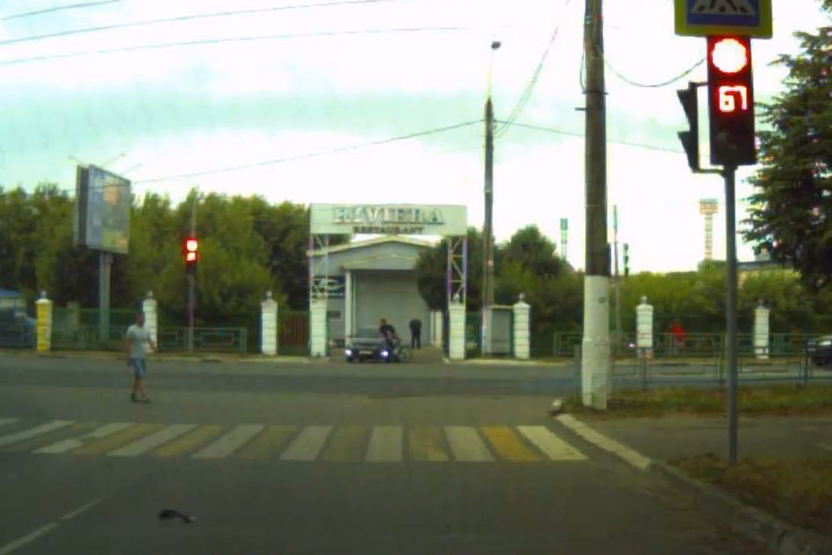 Тверской водитель случайно заснял, как велосипедист перелетел через капот машины