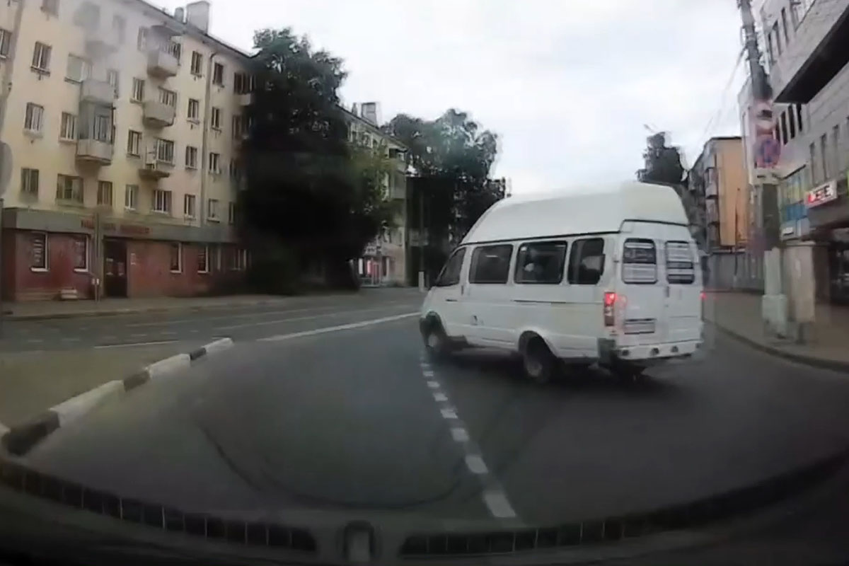 В Твери нашли и оштрафовали водителя автобуса, который опасным манёвром подверг риску жизни десятка пассажиров