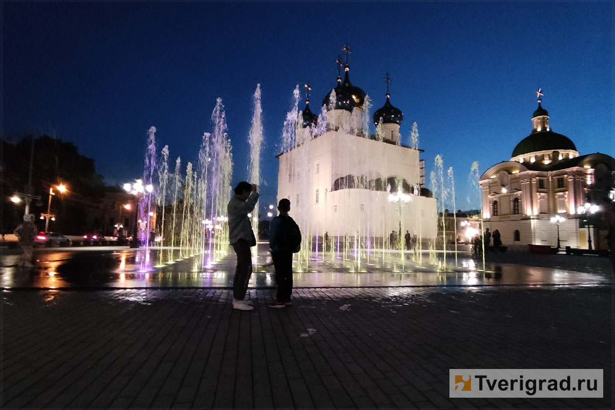 У нового фонтана на Соборной площади в Твери зажгли ночную подсветку
