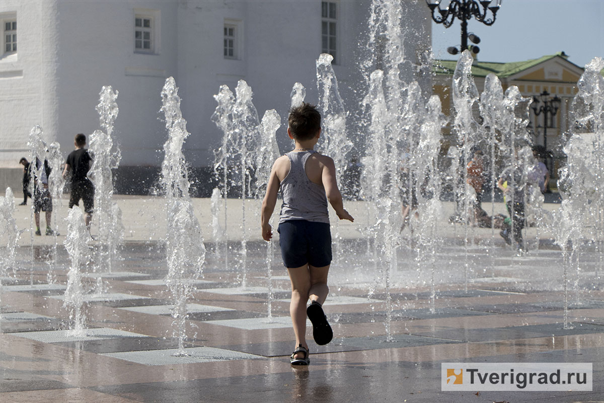 64 струи счастья: фоторепортаж о новом фонтане в центре Твери
