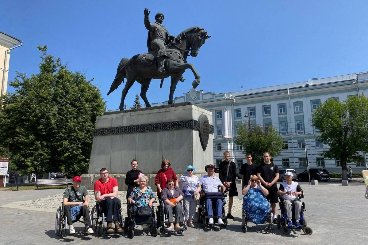 В Твери студенты провели экскурсию для инвалидов-колясочников