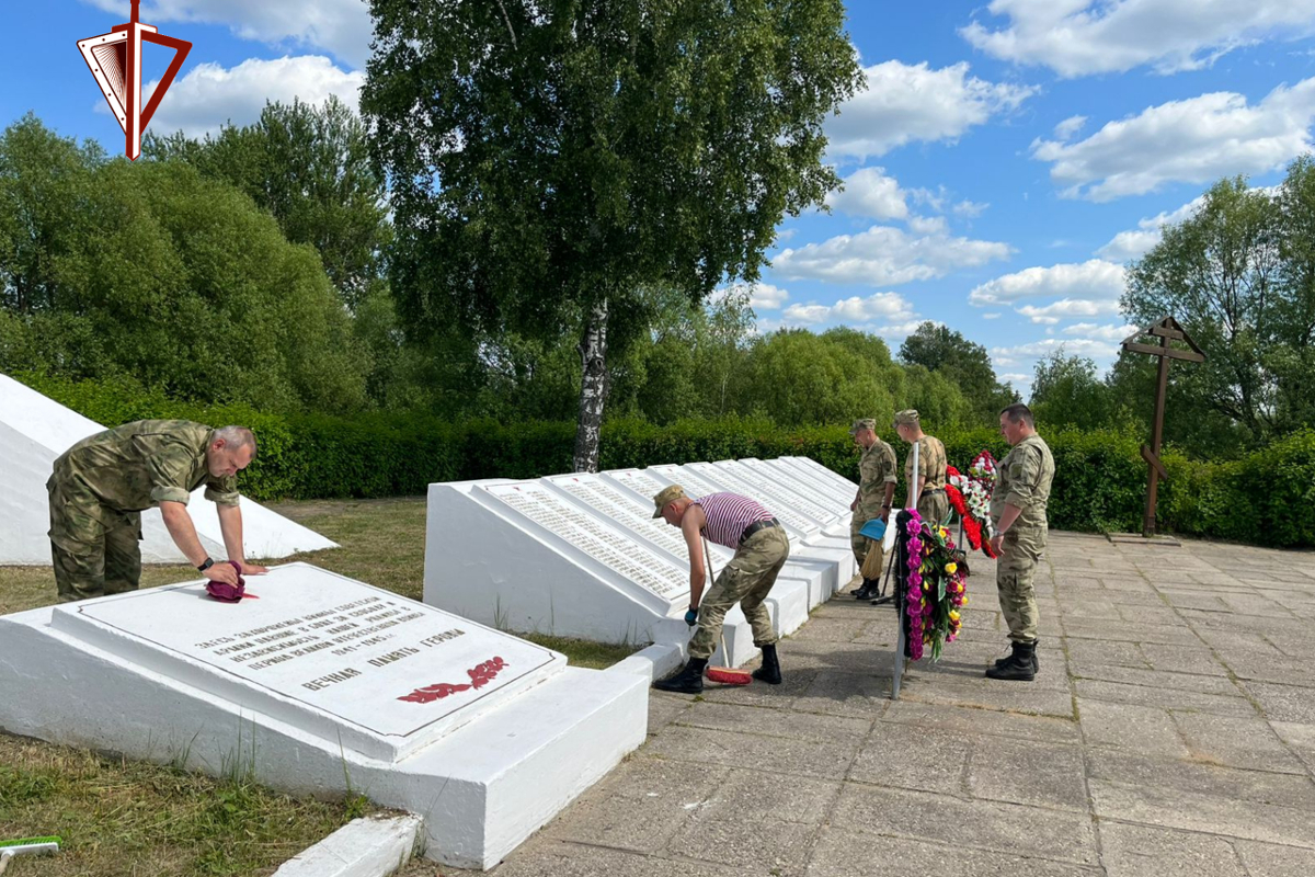 В Тверской области Росгвардейцы привели в порядок воинские захоронения