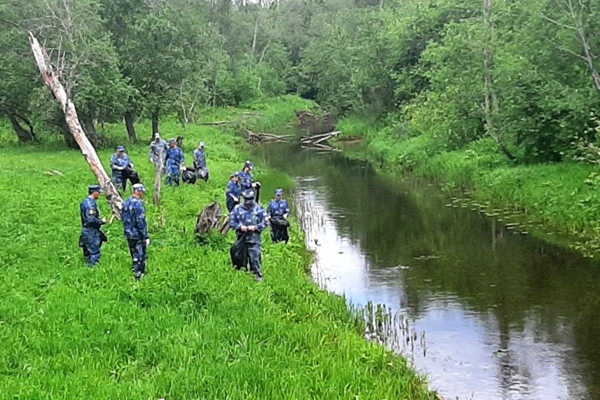 В Тверской области сотрудники УФСИН очистили от мусора берега водоемов