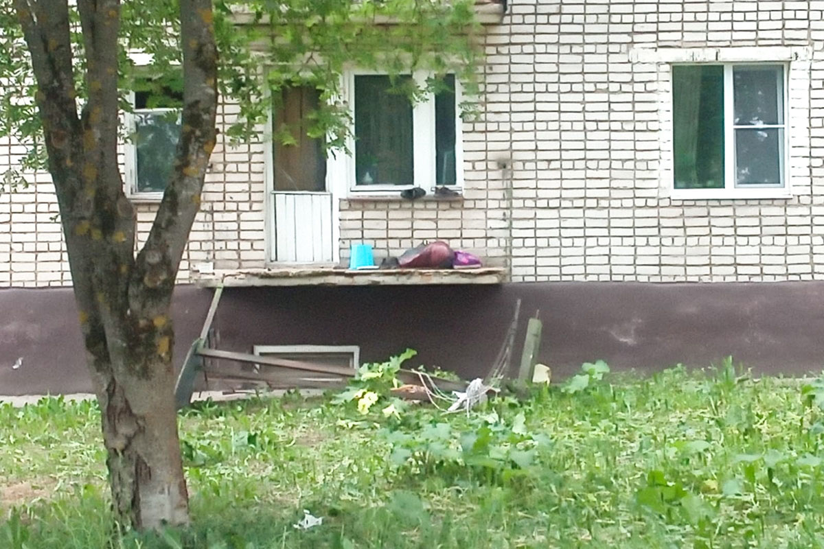 В Тверской области мужчина облокотился на перила балкона и рухнул вниз