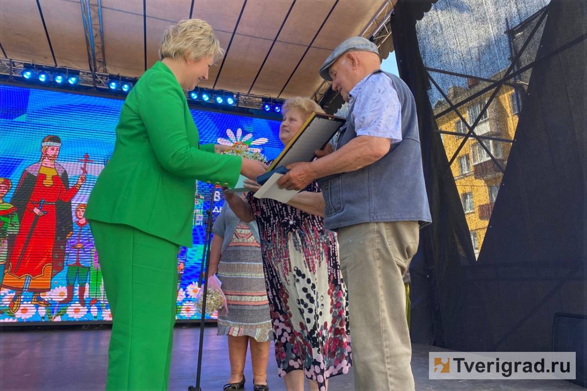 65 лет рука об руку: в Твери супружеским парам вручили медали «За любовь и верность»