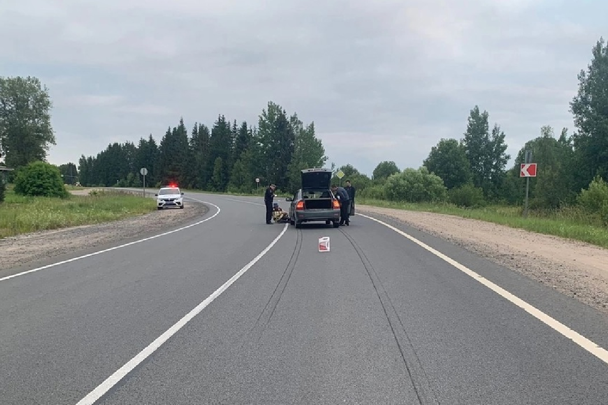 На дороге в Тверской области столкнулись автомобиль и велосипед