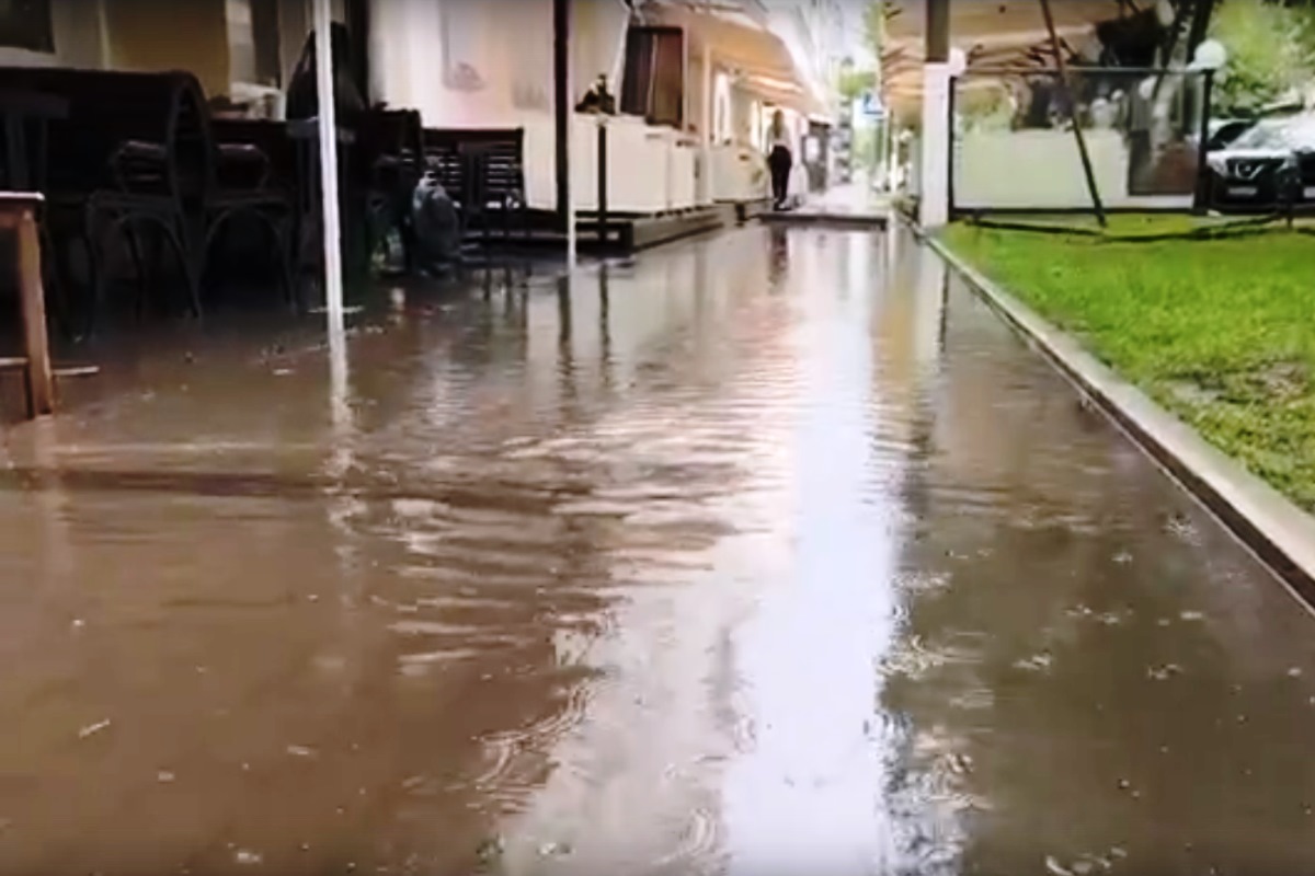 В Твери после ливня затопило тротуары в центре города