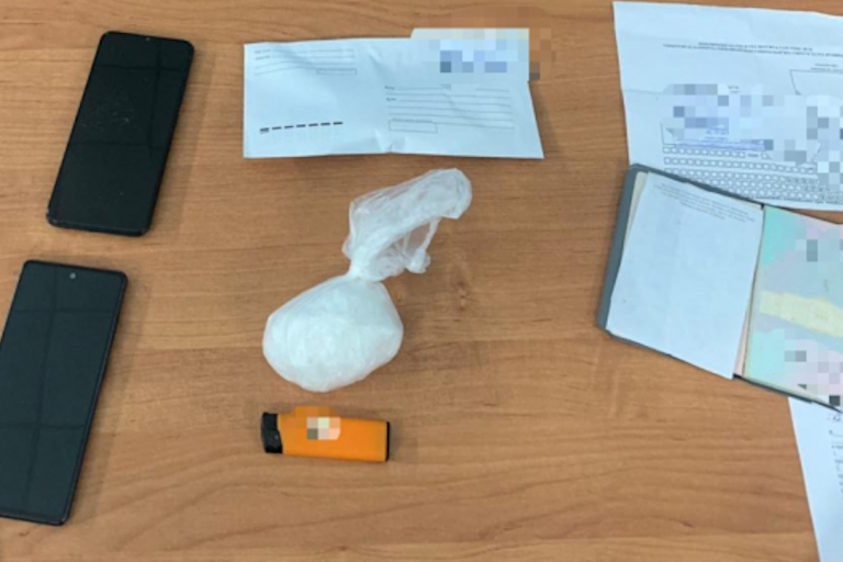 В Твери полиция и спецназ задержали 24-летнего наркокурьера со 136 граммами «синтетики»