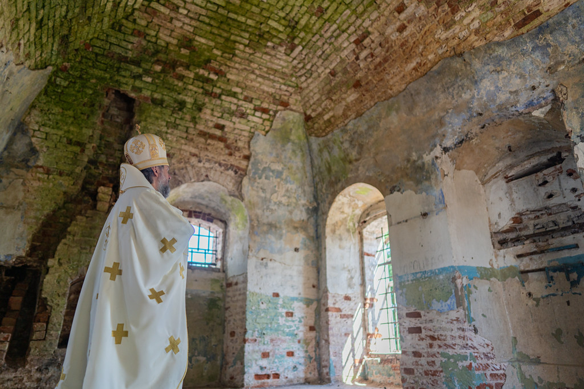 В Тверской области впервые за 90 лет совершена литургия на руинах храма Спаса Нерукотворного