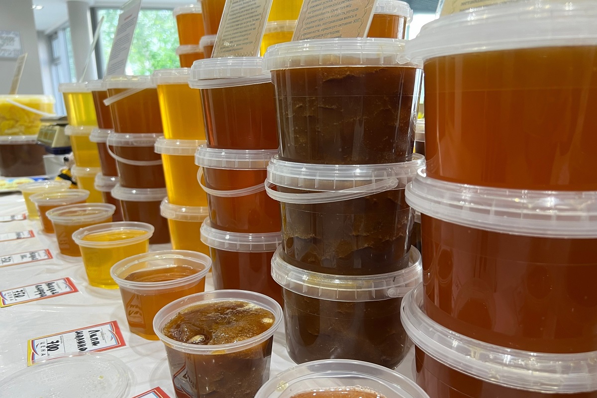 Тамбовские пчеловоды Тюрины привезли в Тверь мёд свежего сбора