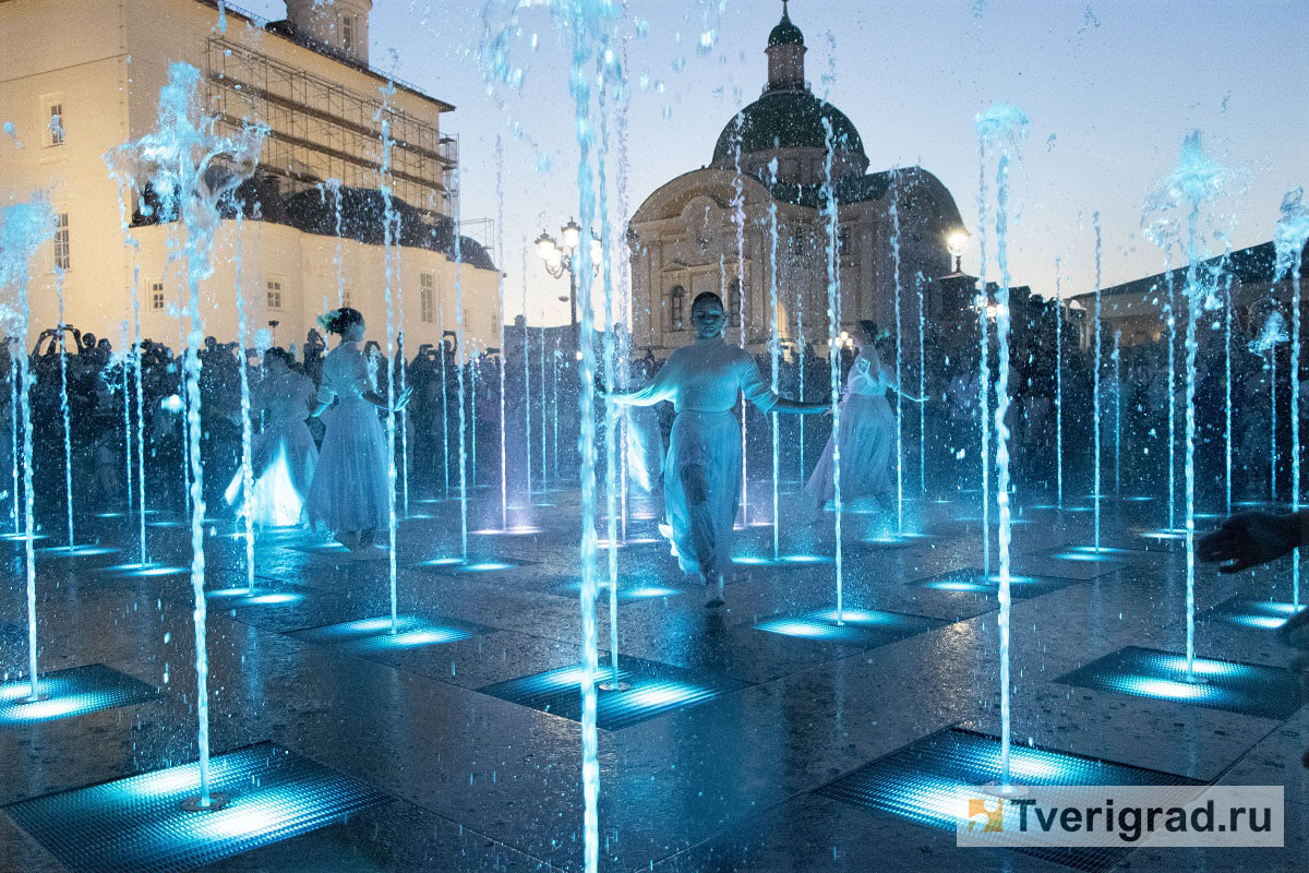 Танцы с водой: День города в Твери завершился торжественным запуском фонтана и фейерверком