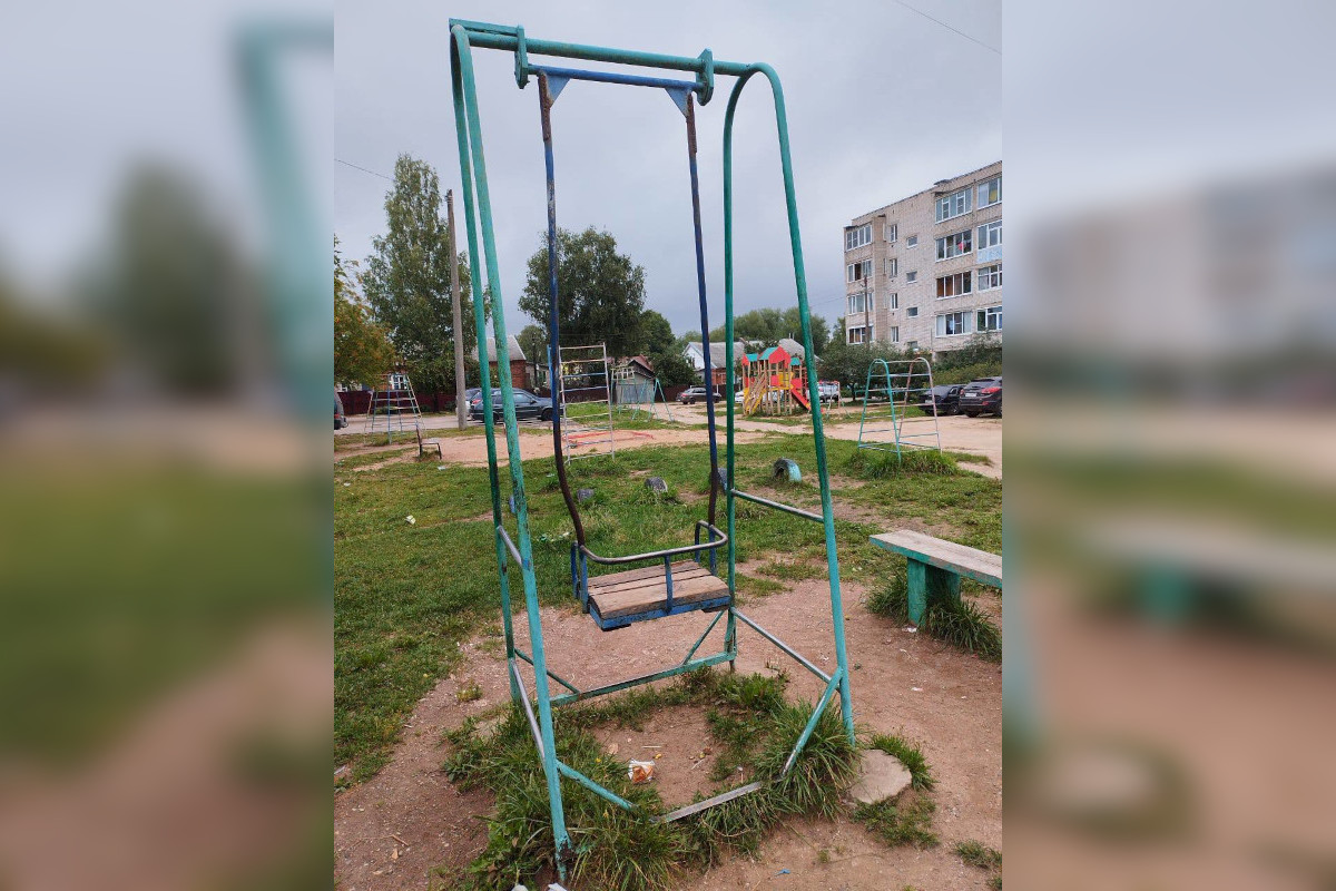В Тверской области 7-летняя девочка упала с качелей и получила травмы