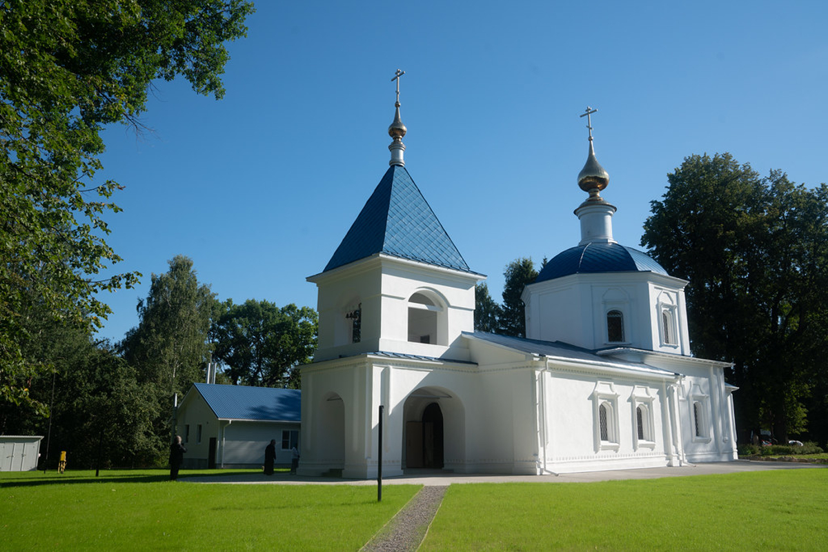 В Тверской области освящен восстановленный из руин Казанский трехпрестольный храм