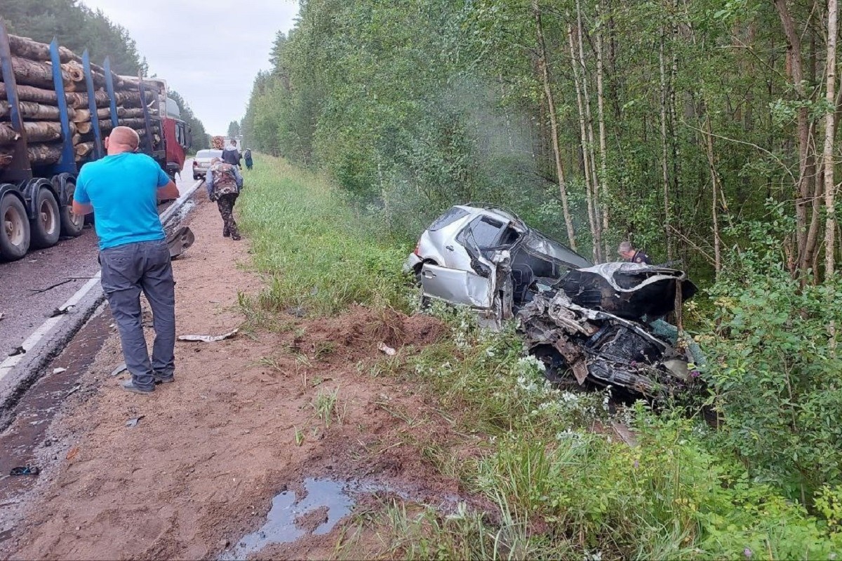 Mercedes превратился в груду металла, врезавшись в лесовоз в Тверской области