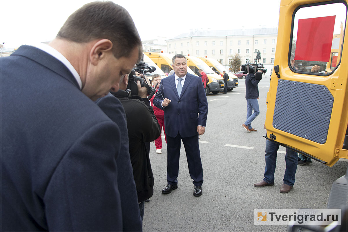 На учёбу с комфортом: 17 новых школьных автобусов передали в муниципалитеты Тверской области