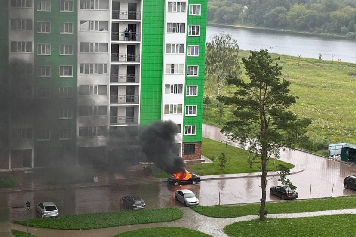 Опубликовано видео с горящим автомобилем в Твери