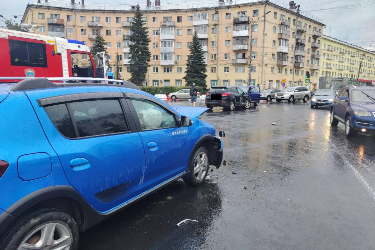 Двухлетняя девочка пострадала в тройной аварии в Твери