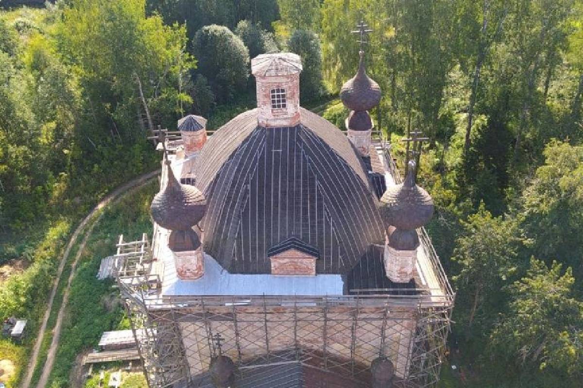 В Тверской области укладывают металлическую кровлю Преображенского храма
