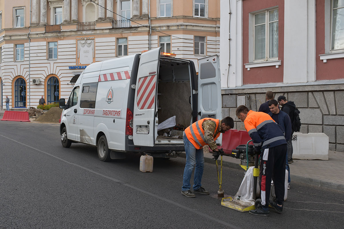 В Твери проверили прочность асфальта, уложенного на главном проспекте города