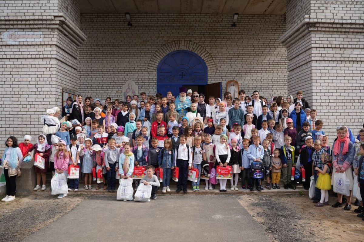 В Твери епархия подарила детям 365 школьных наборов
