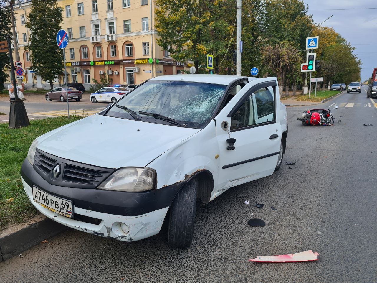 Житель Твери на мопеде протаранил автомобиль