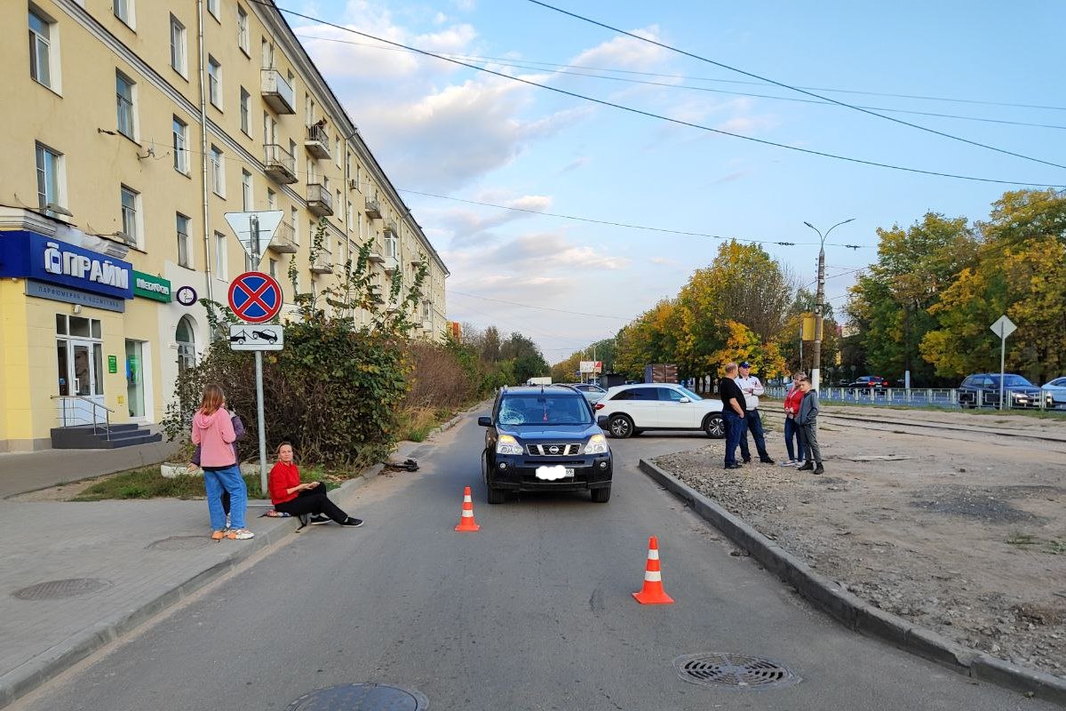 В Твери водитель джипа сбил самокатчика