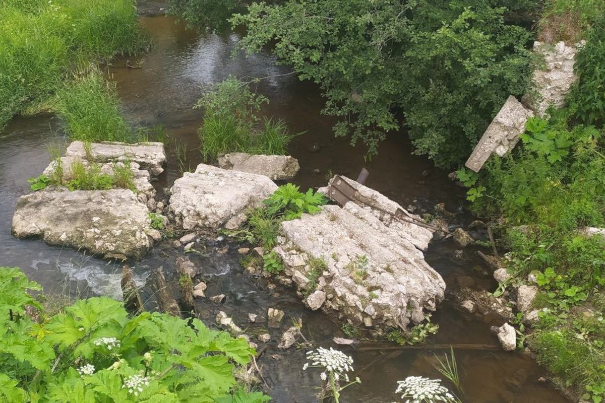 В Тверской области в реку Реня сбросили обломки бетонной конструкции