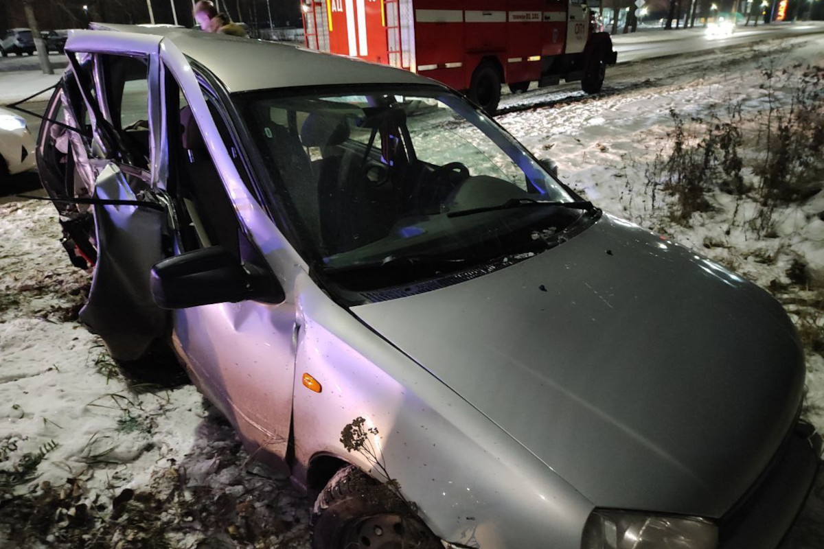 В Твери автомобиль протаранил автобусную остановку, пострадали две женщины