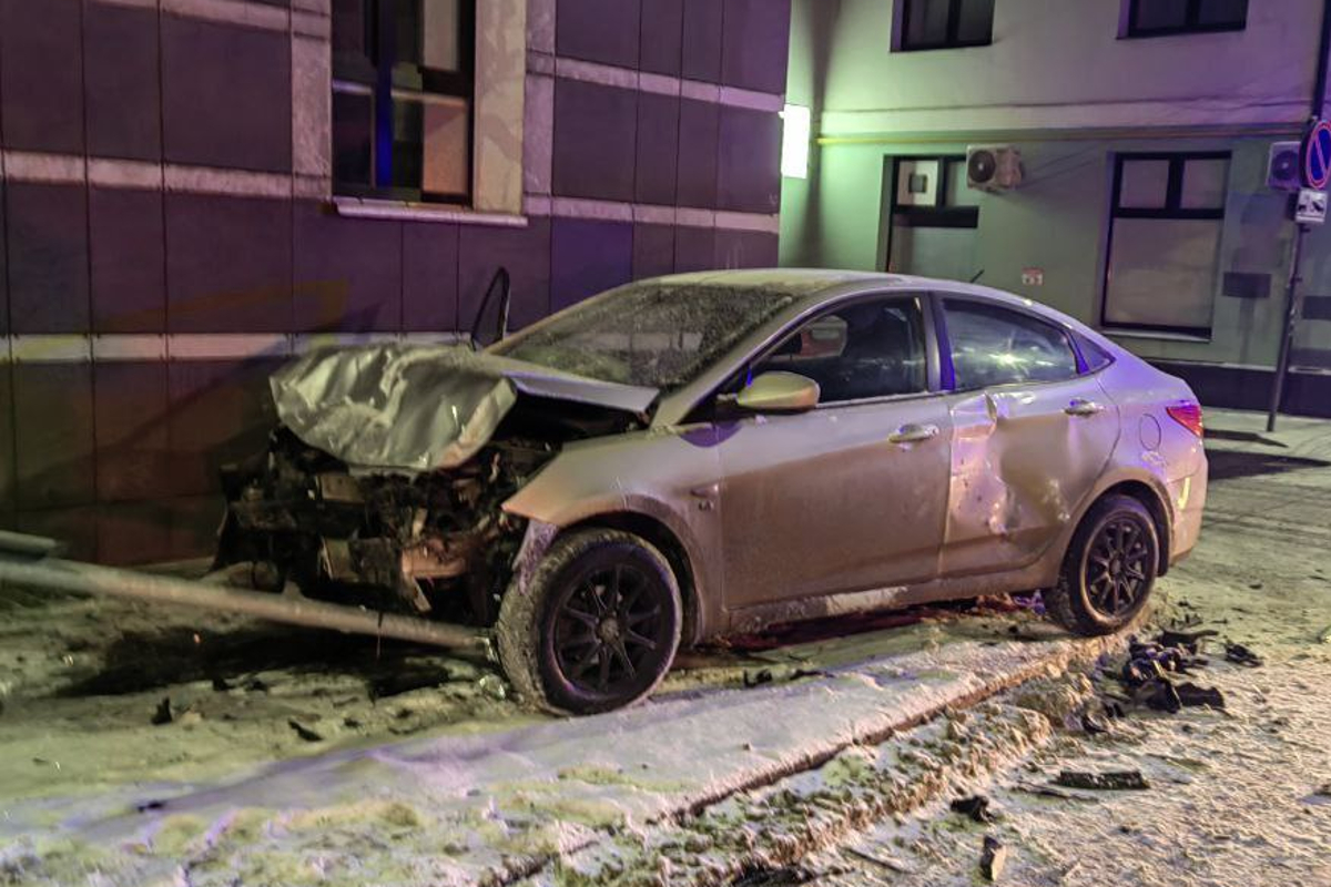 Утром в Твери в серьезном ДТП на Смоленском переулке пострадал водитель
