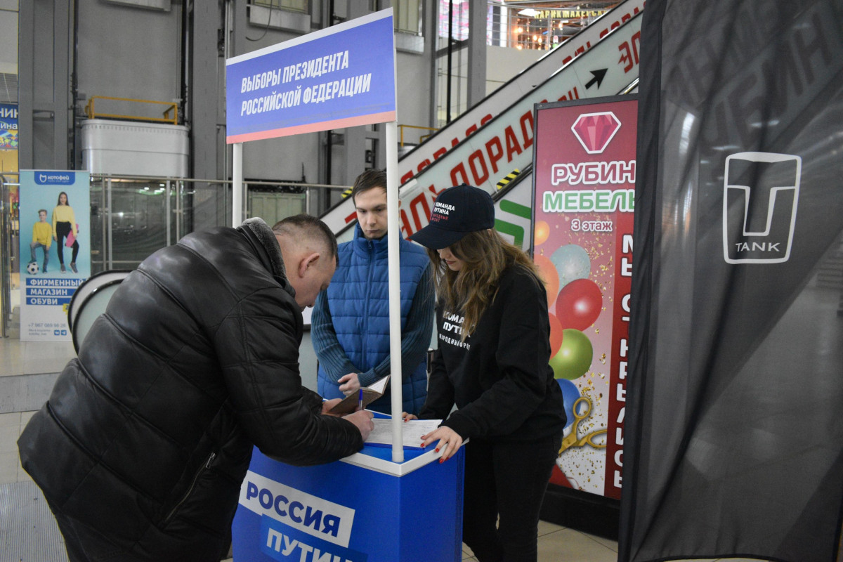 В Твери проходит сбор подписей в поддержку кандидатуры Владимира Путина на президентских выборах