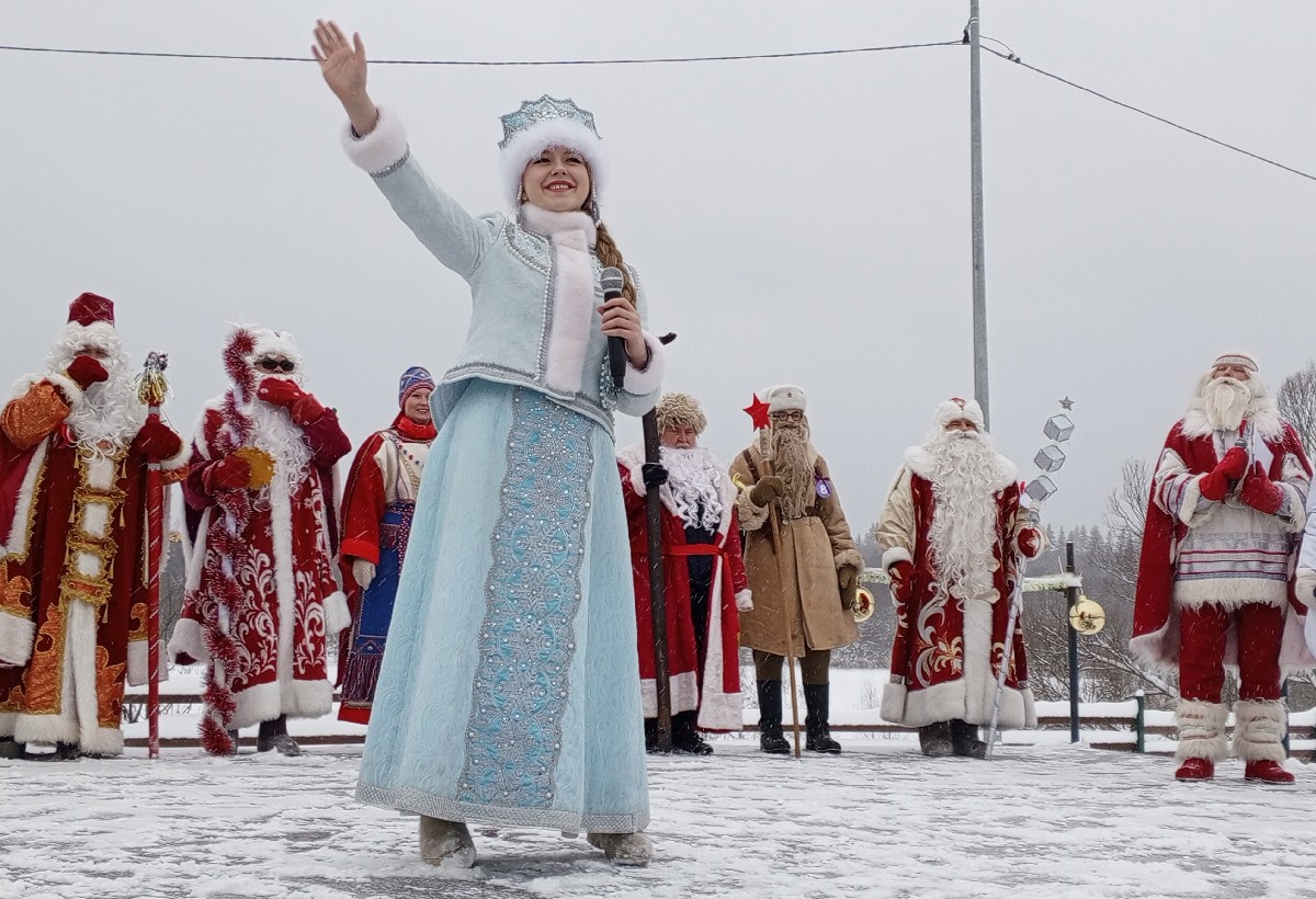 Парад Дедов Морозов в Тверской области не обошел без Костромской Снегурочки