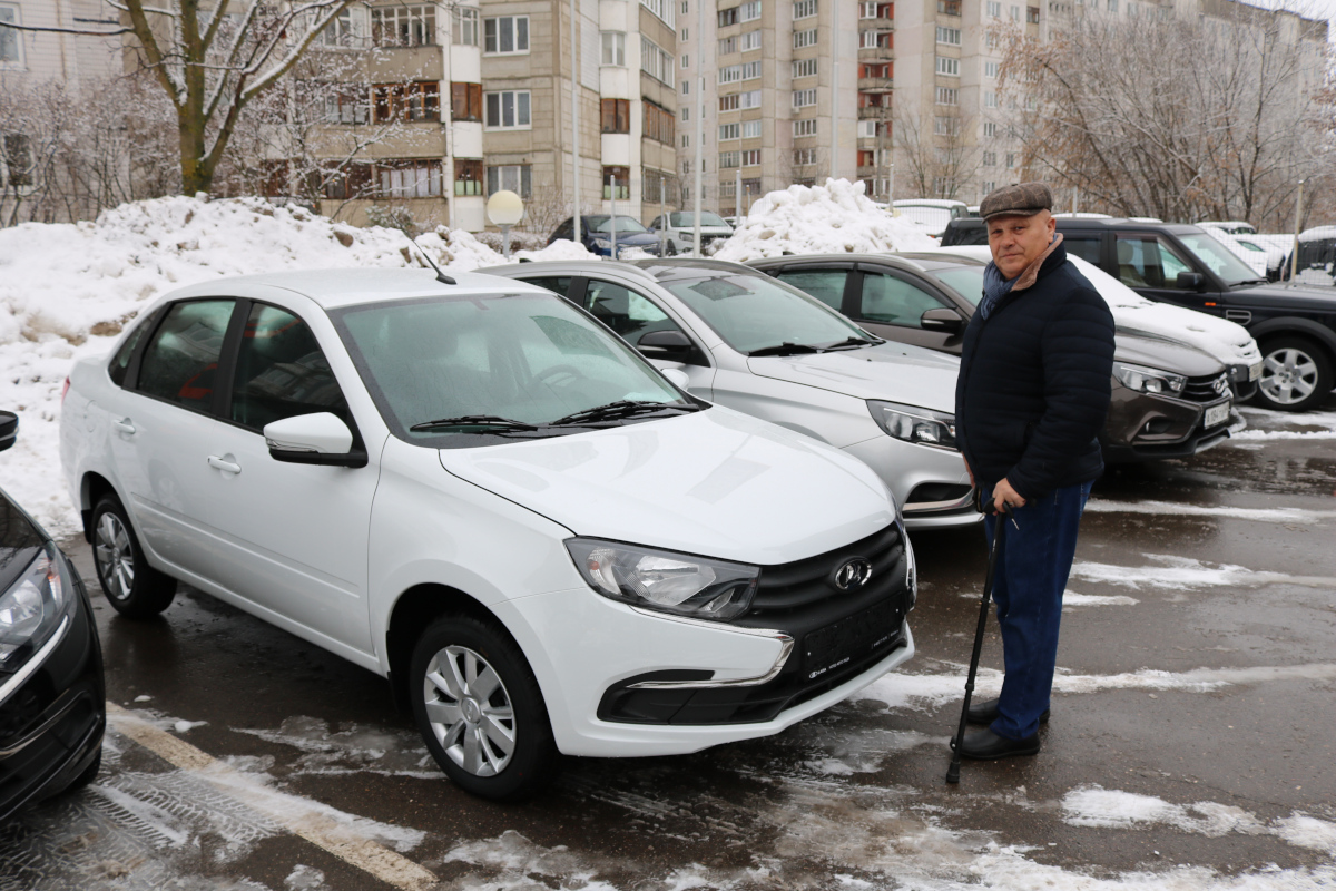 В Тверской области Соцфонд передал автомобили пострадавшим на производстве гражданам