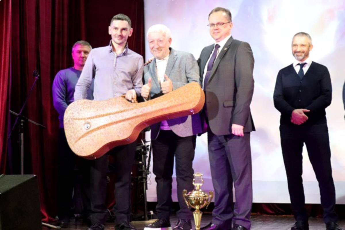 Шансонье Леонид Телешев подарил гитару осуждённым из ИК-1 в Твери