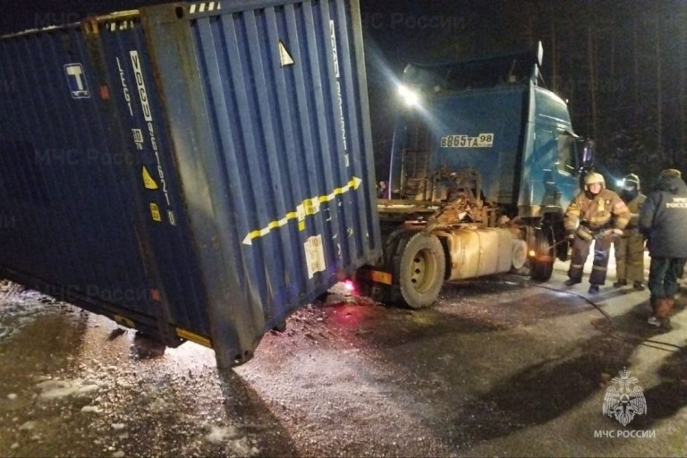 Опрокинувшийся контейнер фуры перекрыл движение на трассе М-10 в Тверской области