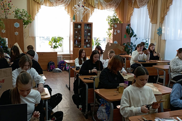 В Тверской области школьники изготовили окопные свечи для бойцов на передовой