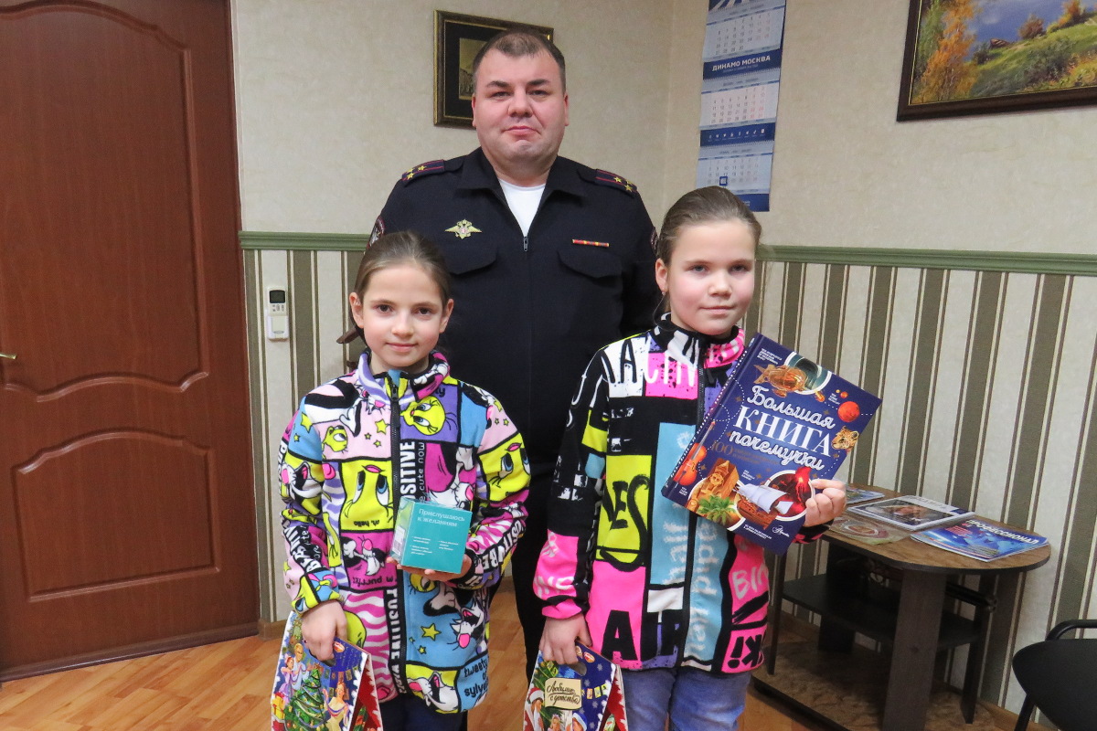 Главный транспортный полицейский Твери исполнил новогодние мечты сестер-двойняшек