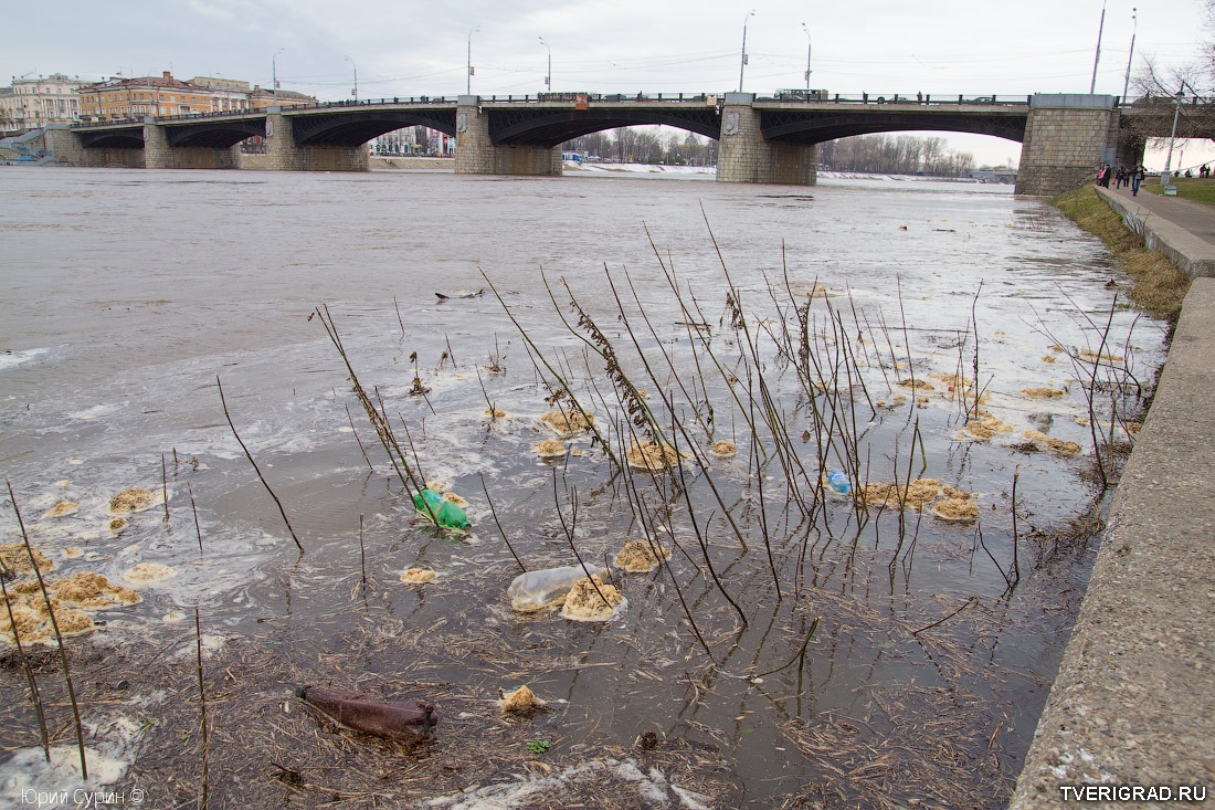 Загрязнение рек россии. Загрязненная река Волга. Загрязненные реки Тверь. Волга река грязь.
