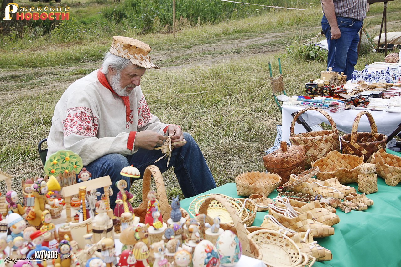 Фото дня русское. Фестиваль русская деревня. Праздник в русской деревне. День русской деревни. Праздник в русской деревни с людьми.