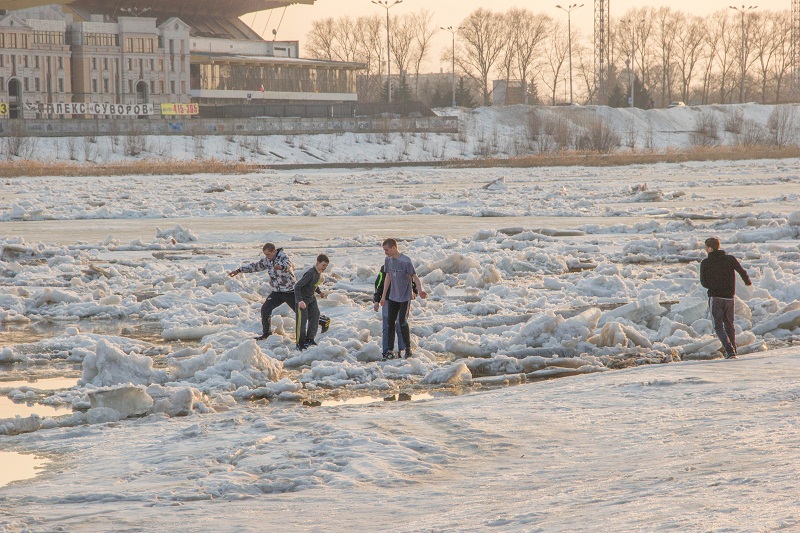 Лед тронулся значение фразеологизма. Ледоход в Твери 2022. Весенний лед на реке. Дети катаются на льдинах. Ледоход для детей.