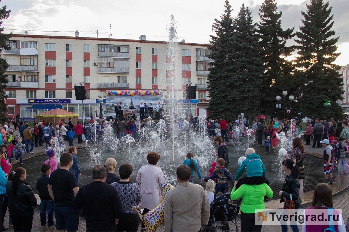 Фонтан в новодвинске. Тверь Комсомольская площадь. Фонтан на Комсомольской площади Тверь. Тверь Комсомольская площадь 2017.