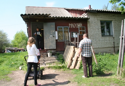 Прикольный магазинчик. 5 км от Твери в сторону Сахарово - дикие места) Автор: subtitle