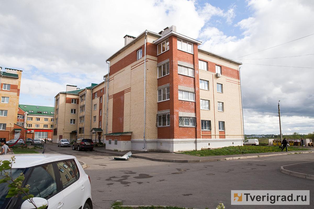 Плит тверь. Зелёная банкв краски Тверь УППАВ дом.