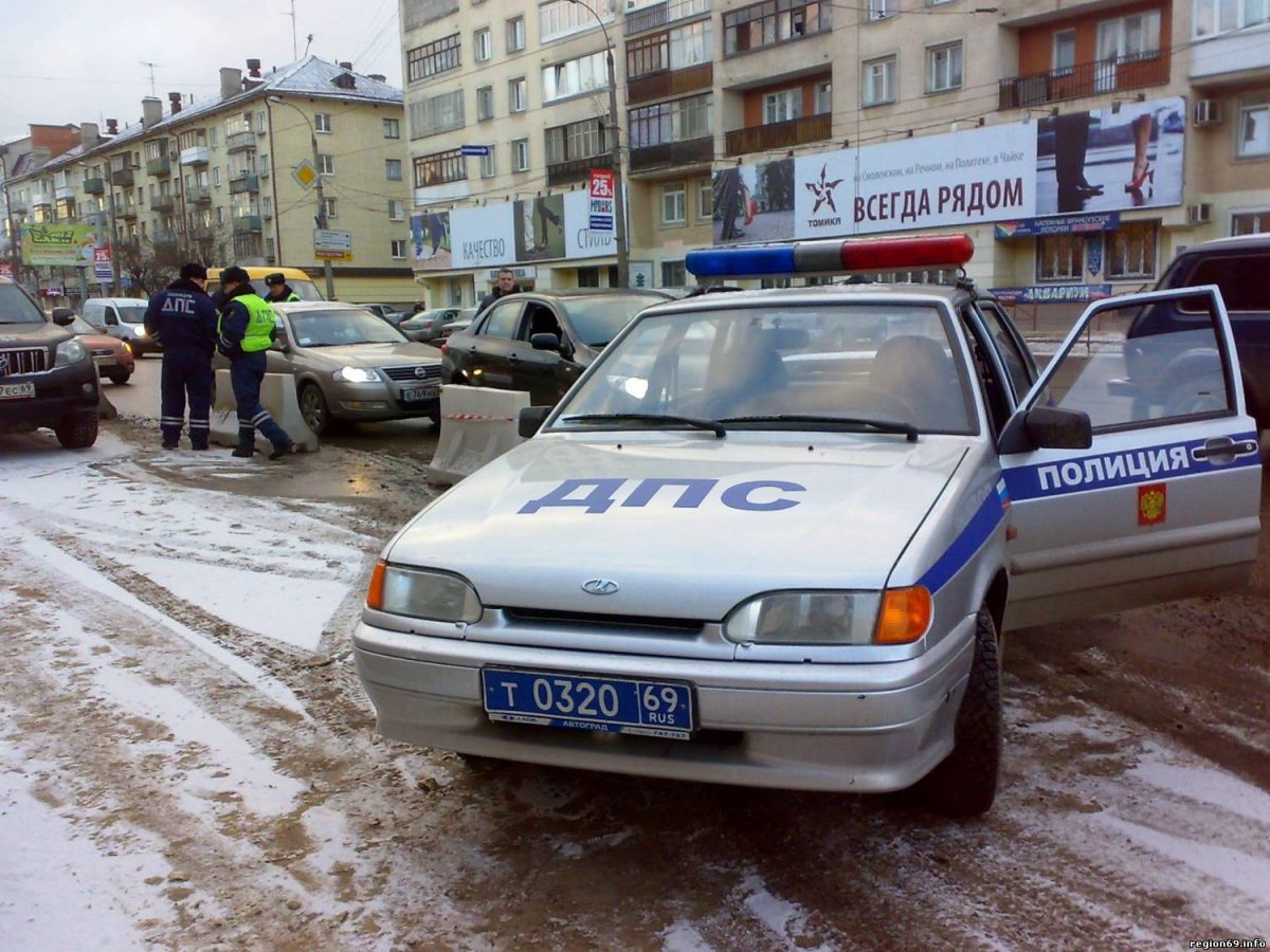 Полиция около. Машина ДПС зима. Полицейский возле машины. Полицейская машина ДПС зима. Полиция рядом.